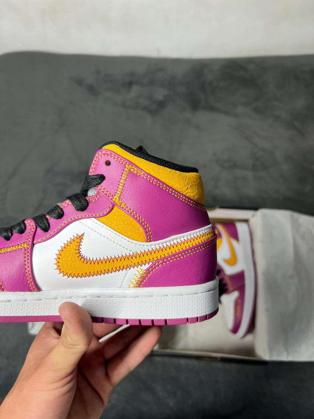 Jordan 1 Mid Day of Death (4.5 US - 23.5 MX)