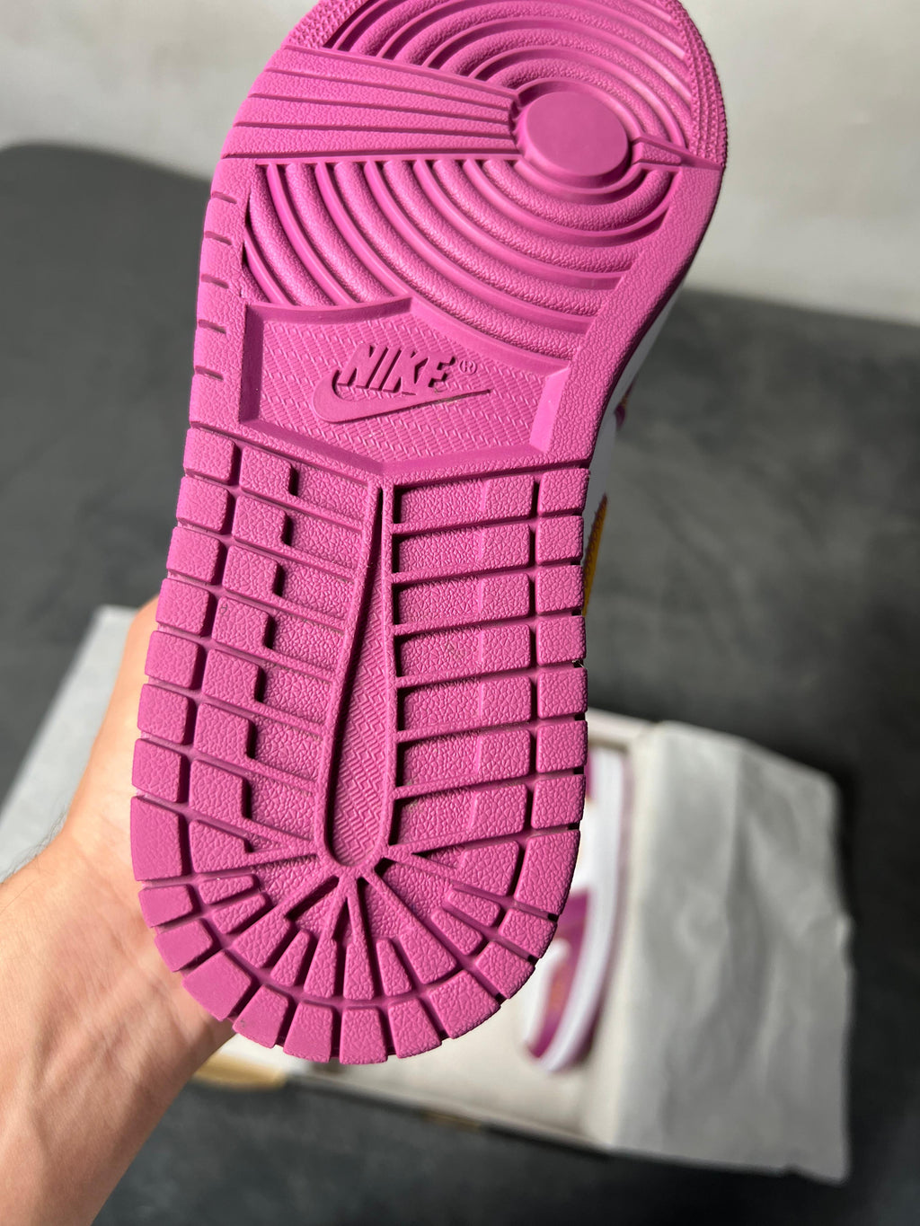 Jordan 1 Mid Day of Death (4.5 US - 23.5 MX)