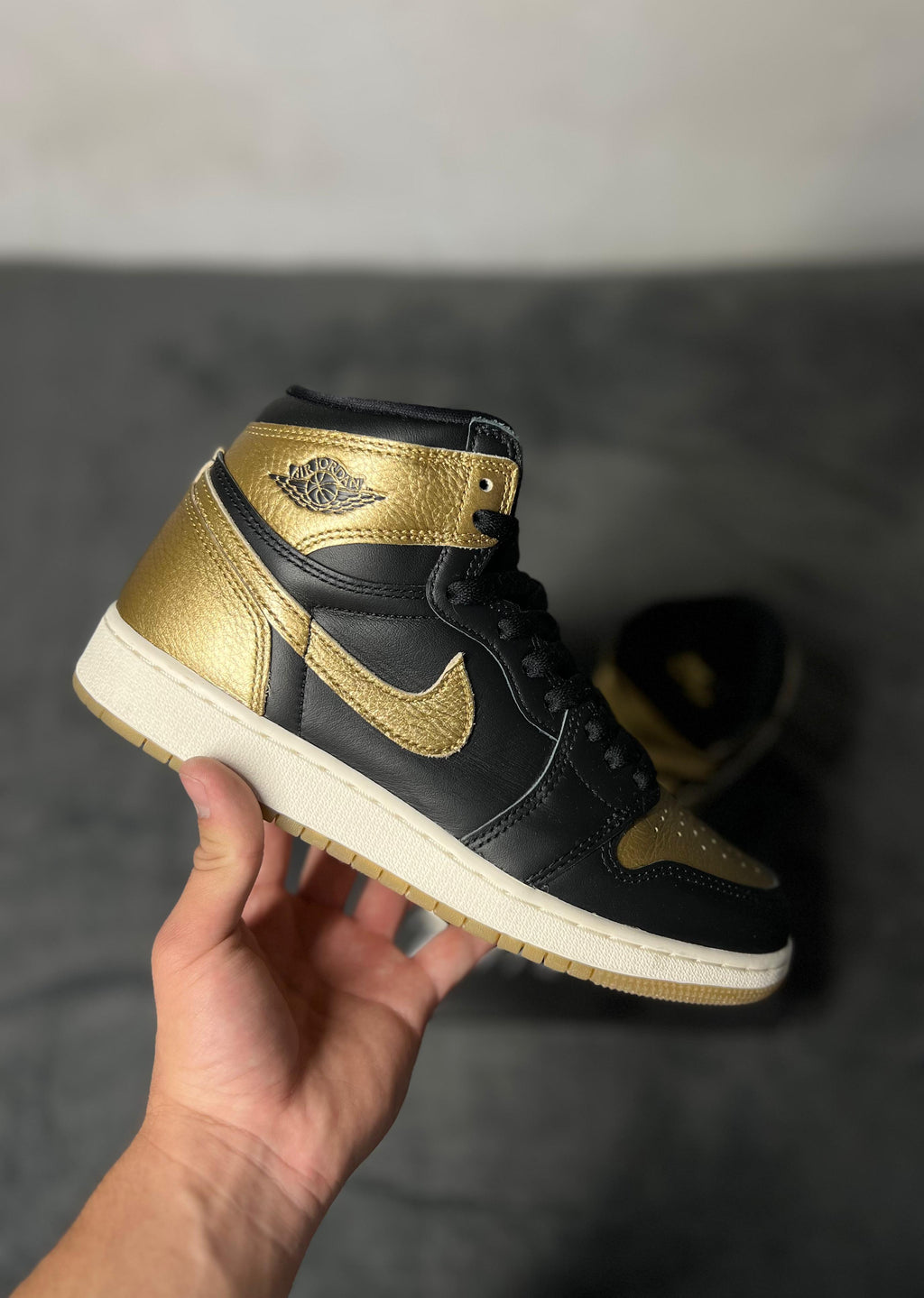 Jordan 1 Retro High OG Black & Gold (6.5 US - 24.5 MX) (No Box)