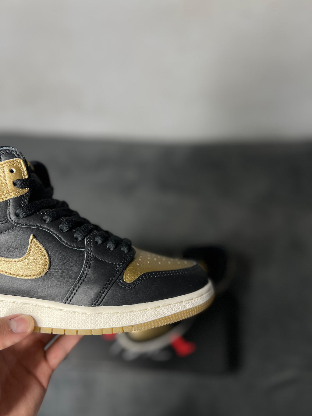 Jordan 1 Retro High OG Black & Gold (6.5 US - 24.5 MX) (No Box)