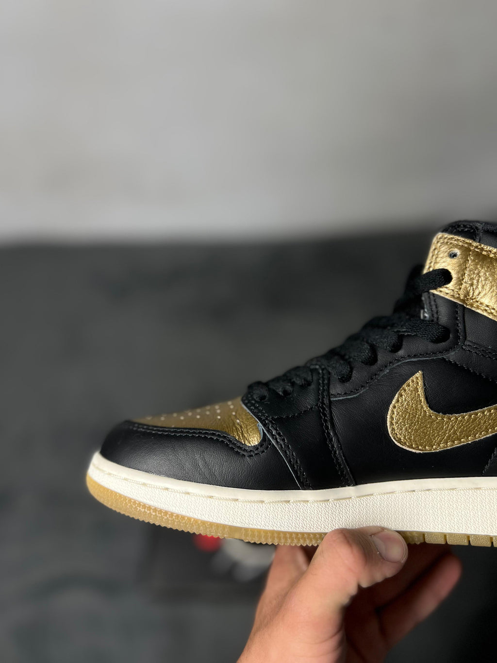 Jordan 1 Retro High OG Black & Gold (6.5 US - 24.5 MX) (No Box)
