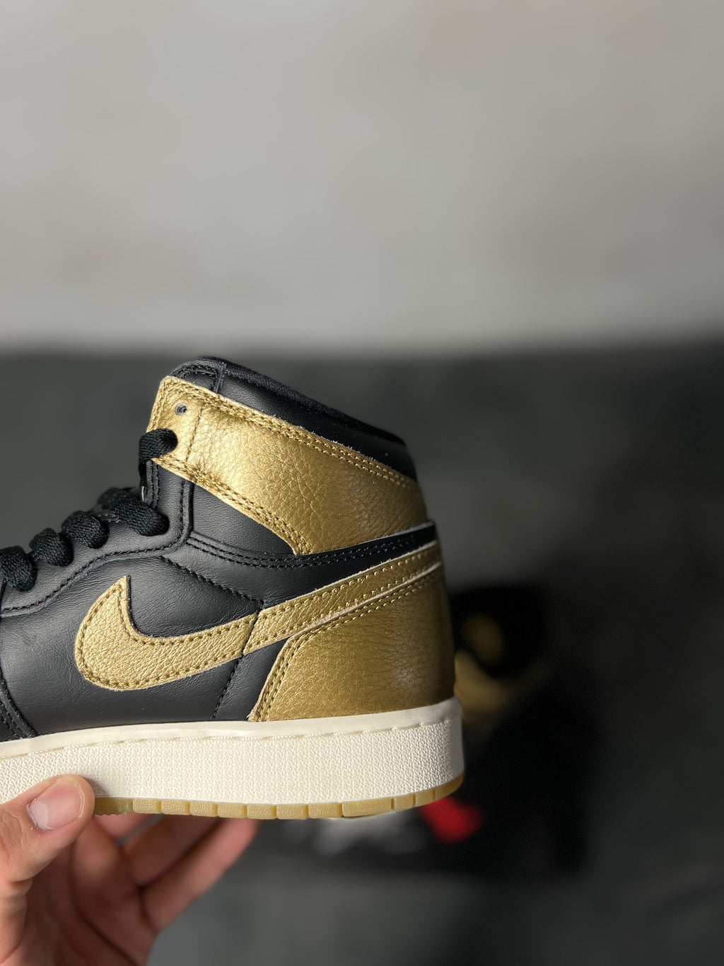 Jordan 1 Retro High OG Black & Gold (6.5 US - 24.5 MX) (No Box)