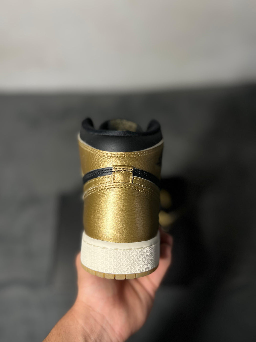 Jordan 1 Retro High OG Black & Gold (6.5 US - 24.5 MX) (No Box)