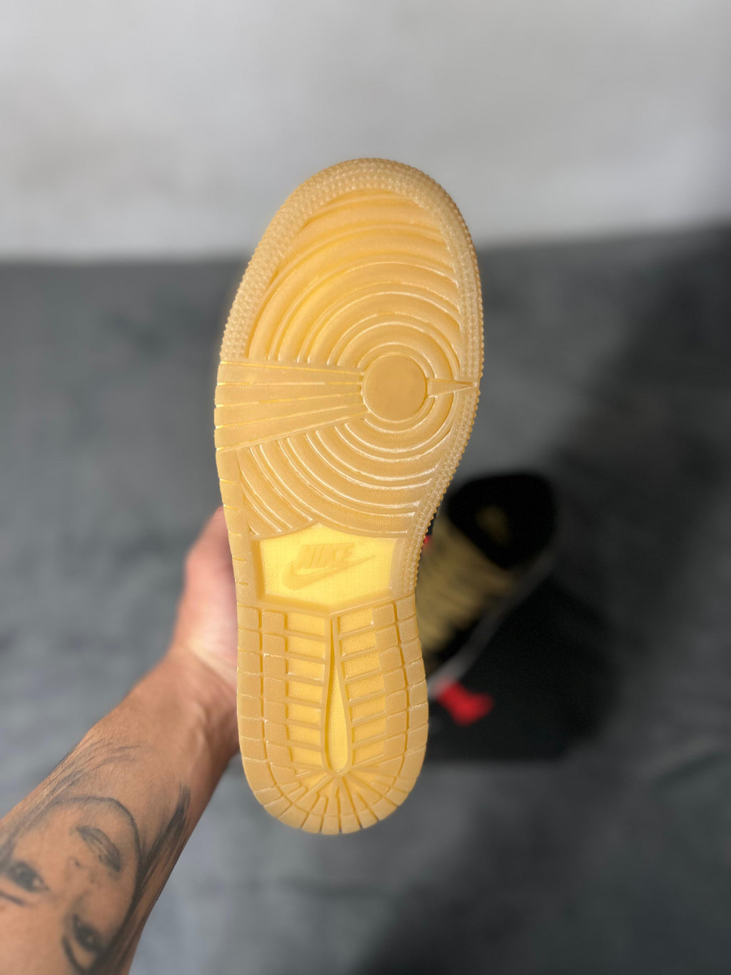 Jordan 1 Retro High OG Black & Gold (6.5 US - 24.5 MX) (No Box)