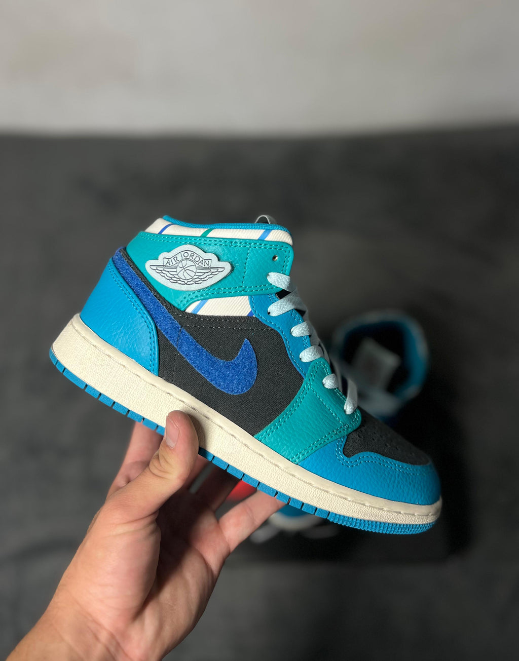 Jordan 1 Mid Glacier Blue