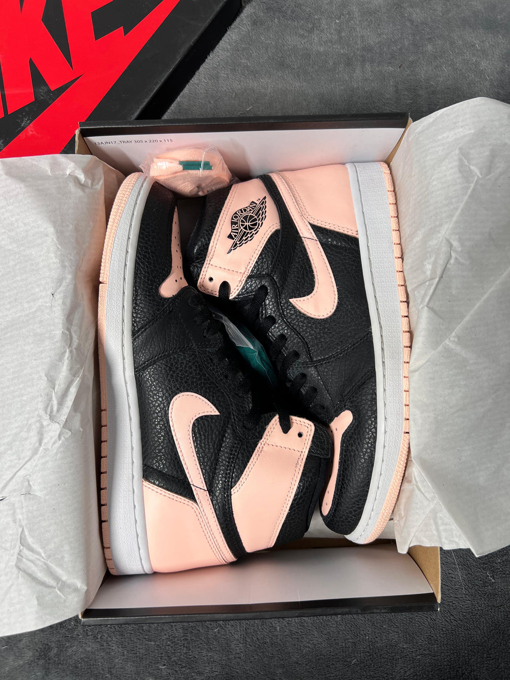 Jordan 1 Retro High Crimson Tint (9.5 US - 27.5 MX)