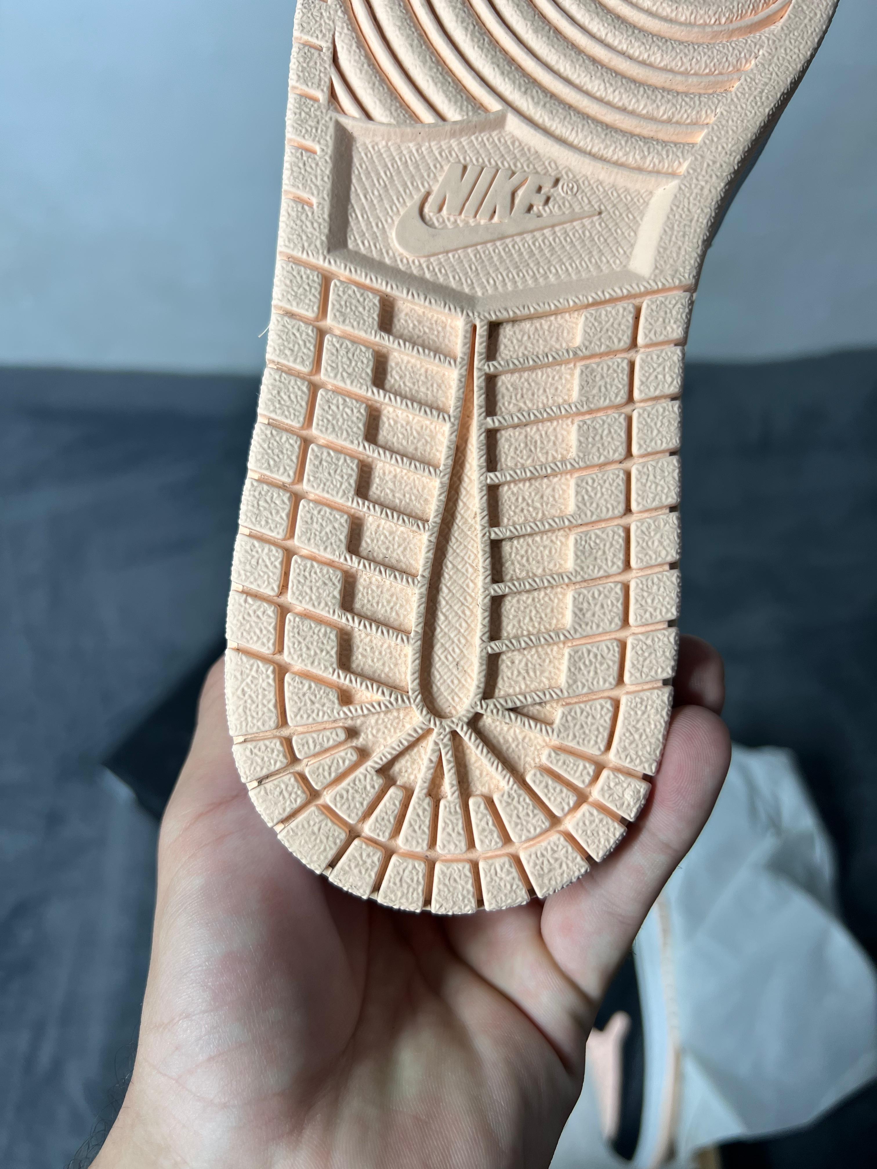 Jordan 1 Retro High Crimson Tint (9.5 US - 27.5 MX)