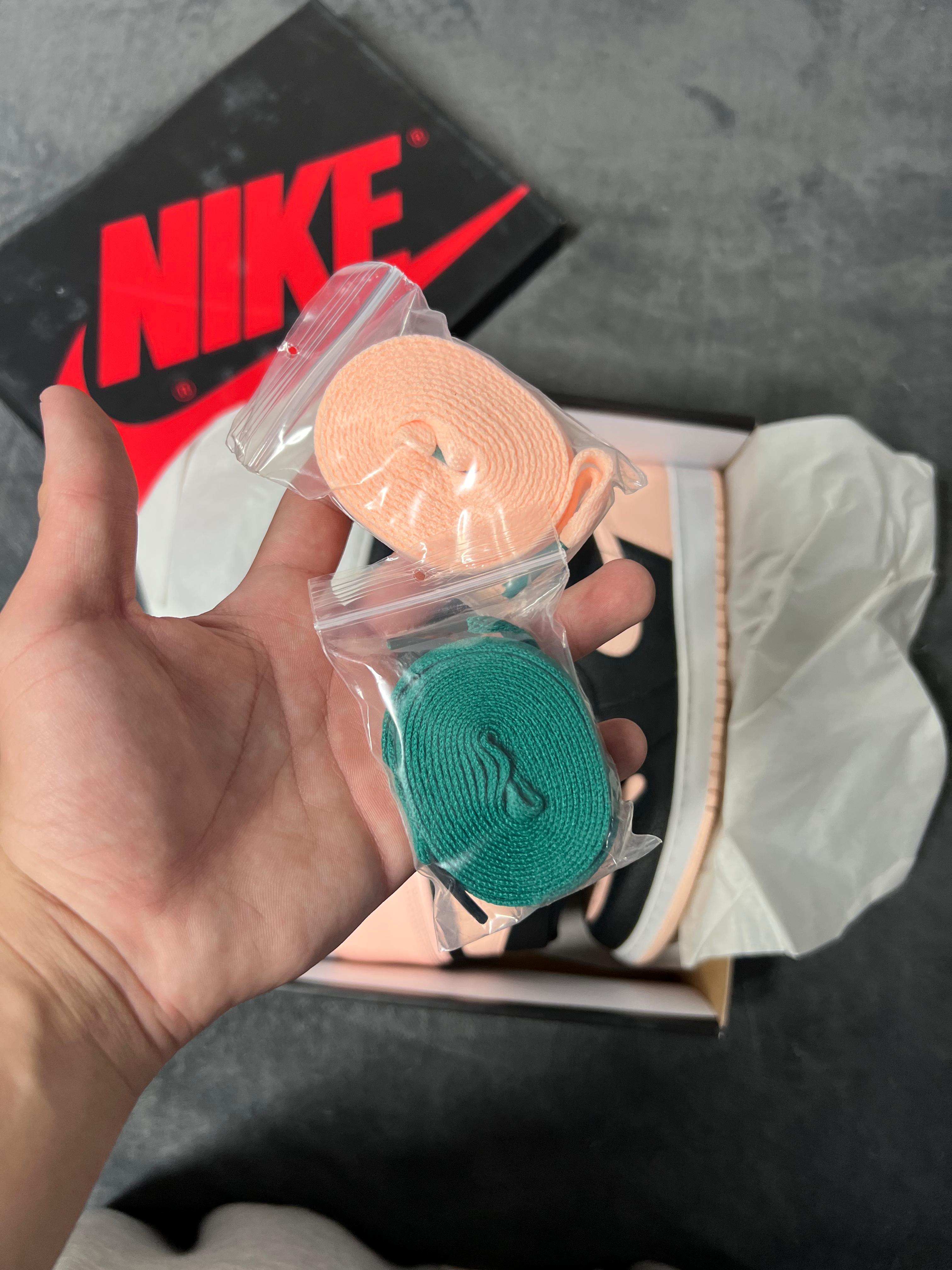 Jordan 1 Retro High Crimson Tint (9.5 US - 27.5 MX)